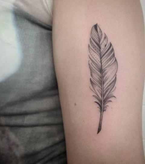 These 20 Gorgeous Feather Tattoos Have A Beautiful Meaning