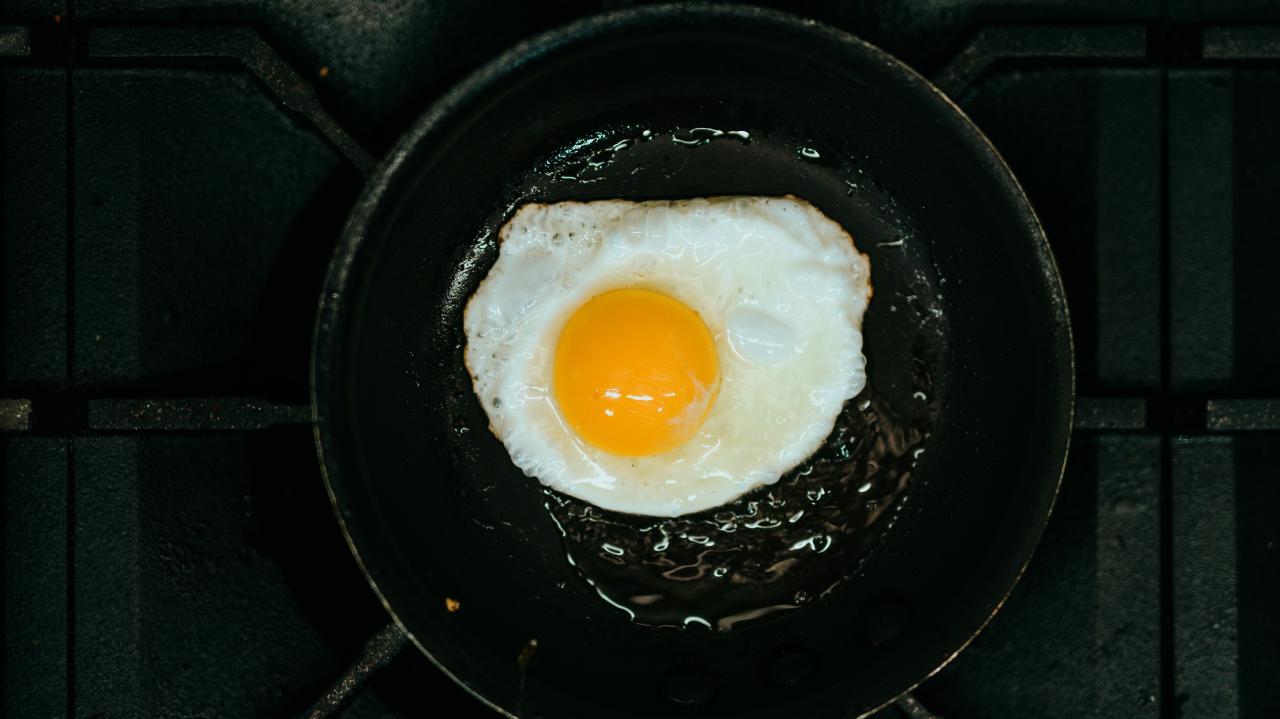 The Best Way To Keep The Yolk Intact When Frying Eggs